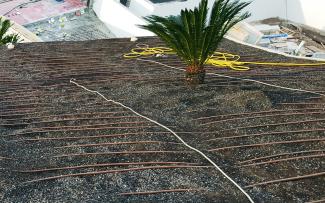 The installation of two coordinated irrigation systems with driplines provides for an optimum supply of water. © ZinCo GmbH / Impermeabilizaciones Machado, S.L.U. Irrigation driplines on a pitched roof